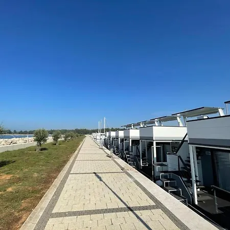 On A Houseboat In Novigrad Botel 3*