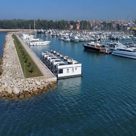 On A Houseboat In Novigrad 3*