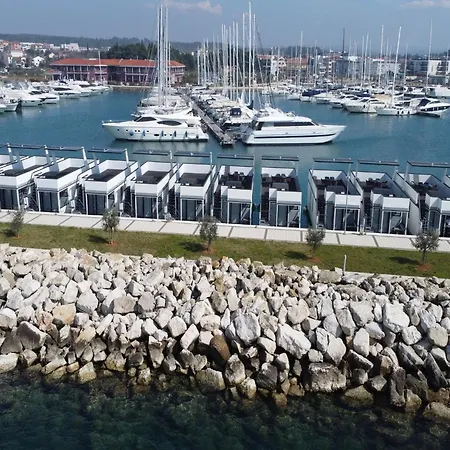 On A Houseboat In Novigrad Botel 3*