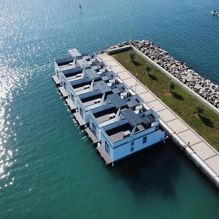 On A Houseboat In Novigrad 3*